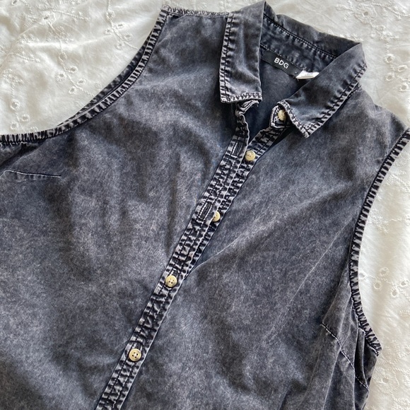 BDG Sleeveless Button Down Top (Size L) - Picture 3 of 4